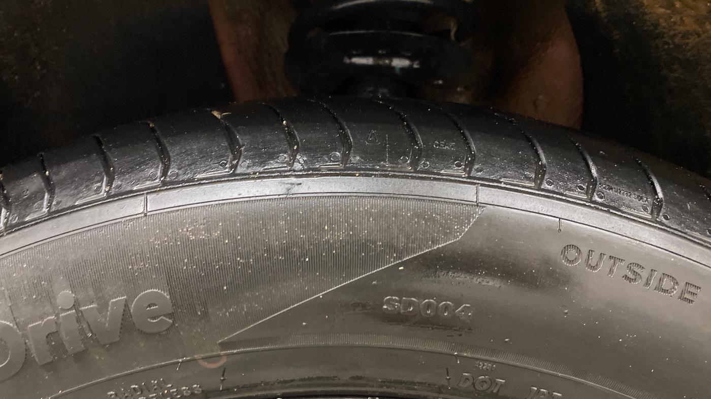 2020 MG HECTOR PLUS SHARP 1.5 PETROL TURBO CVT 6-STR, Petrol, Automatic, 56,478 km, Left Front Tyre Tread