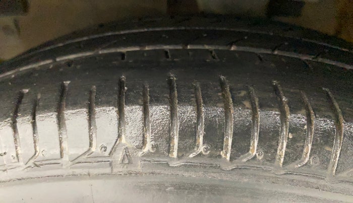 2016 Hyundai i10 SPORTZ 1.1, Petrol, Manual, 40,002 km, Left Front Tyre Tread