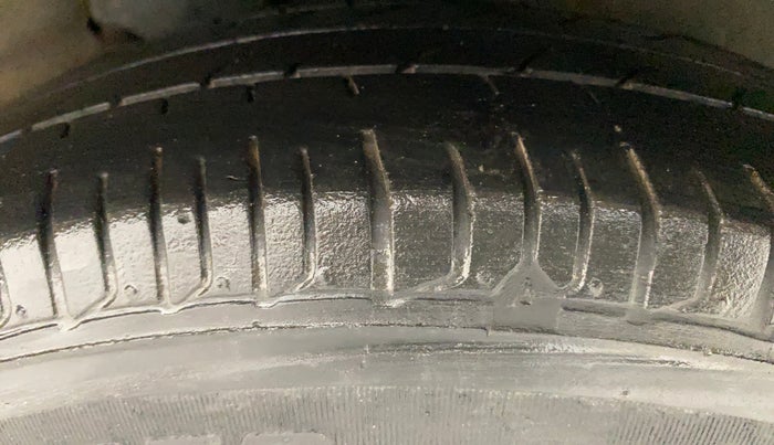 2016 Hyundai i10 SPORTZ 1.1, Petrol, Manual, 40,002 km, Left Rear Tyre Tread