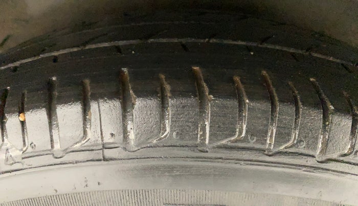 2016 Hyundai i10 SPORTZ 1.1, Petrol, Manual, 40,002 km, Right Rear Tyre Tread