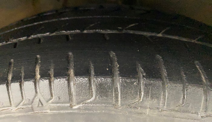 2016 Hyundai i10 SPORTZ 1.1, Petrol, Manual, 40,002 km, Right Front Tyre Tread