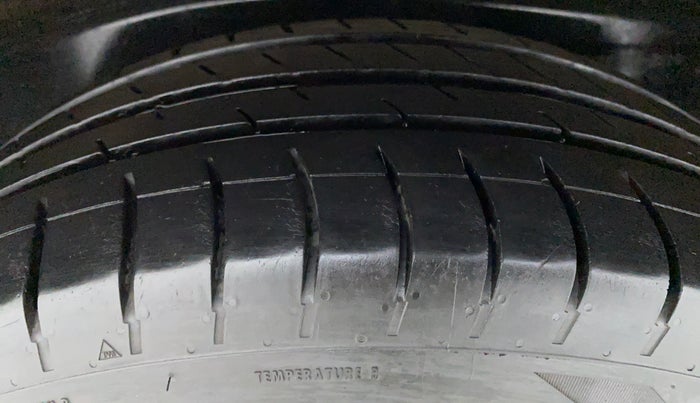 2019 Toyota Innova Crysta 2.4 GX 8 STR, Diesel, Manual, 38,470 km, Right Rear Tyre Tread