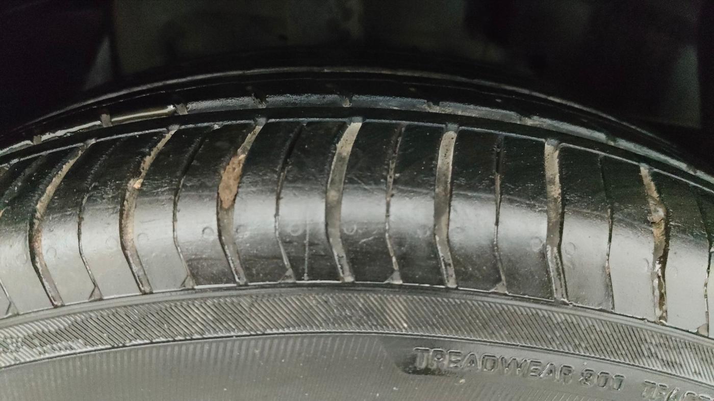 2019 Tata NEXON KRAZ PLUS AMT PETROL, CNG, Automatic, 94,993 km, Right Front Tyre Tread