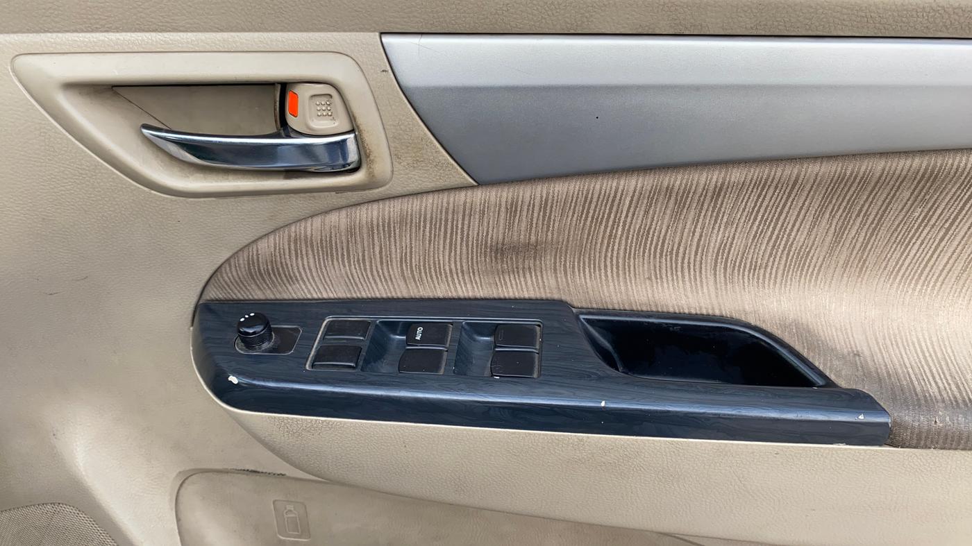 2013 Maruti Ertiga ZDI, Diesel, Manual, 1,00,067 km, Driver Side Door Panels Control