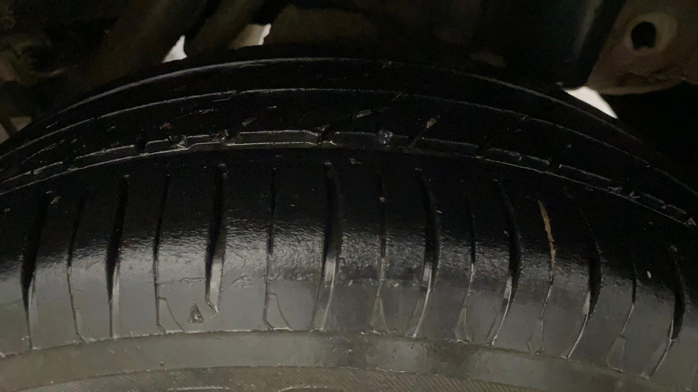 2016 Mahindra Kuv100 K6 PLUS 6 STR, Petrol, Manual, 69,174 km, Left Rear Tyre Tread