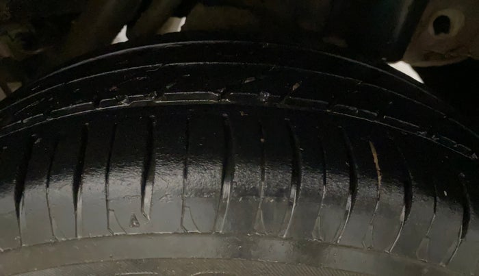 2016 Mahindra Kuv100 K6 PLUS 6 STR, Petrol, Manual, 69,174 km, Left Rear Tyre Tread