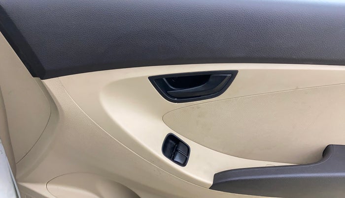 2014 Hyundai Eon ERA +, Petrol, Manual, 70,479 km, Driver Side Door Panels Control