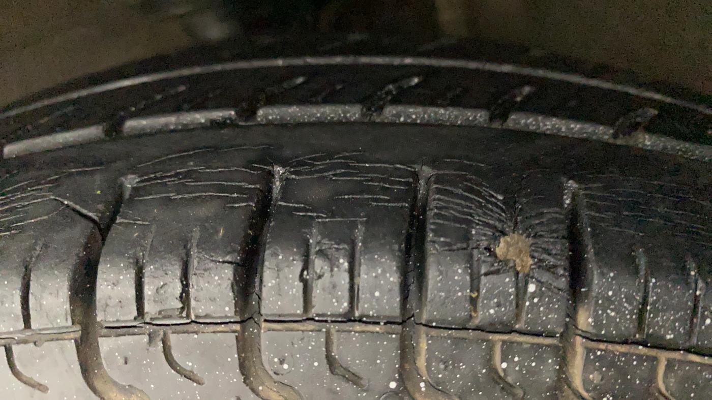 2016 Maruti Alto 800 LXI, Petrol, Manual, 22,702 km, Left Front Tyre Tread