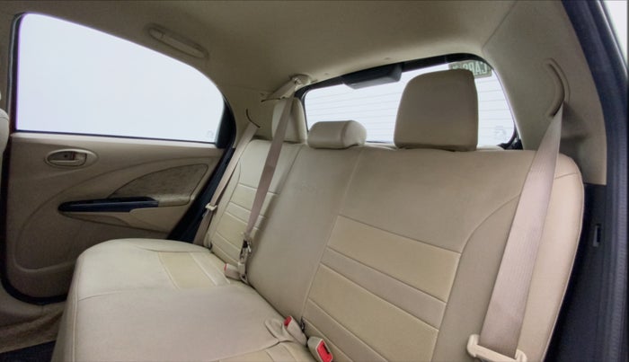 2017 Toyota Etios Liva VX DUAL TONE, Petrol, Manual, 37,917 km, Right Side Rear Door Cabin