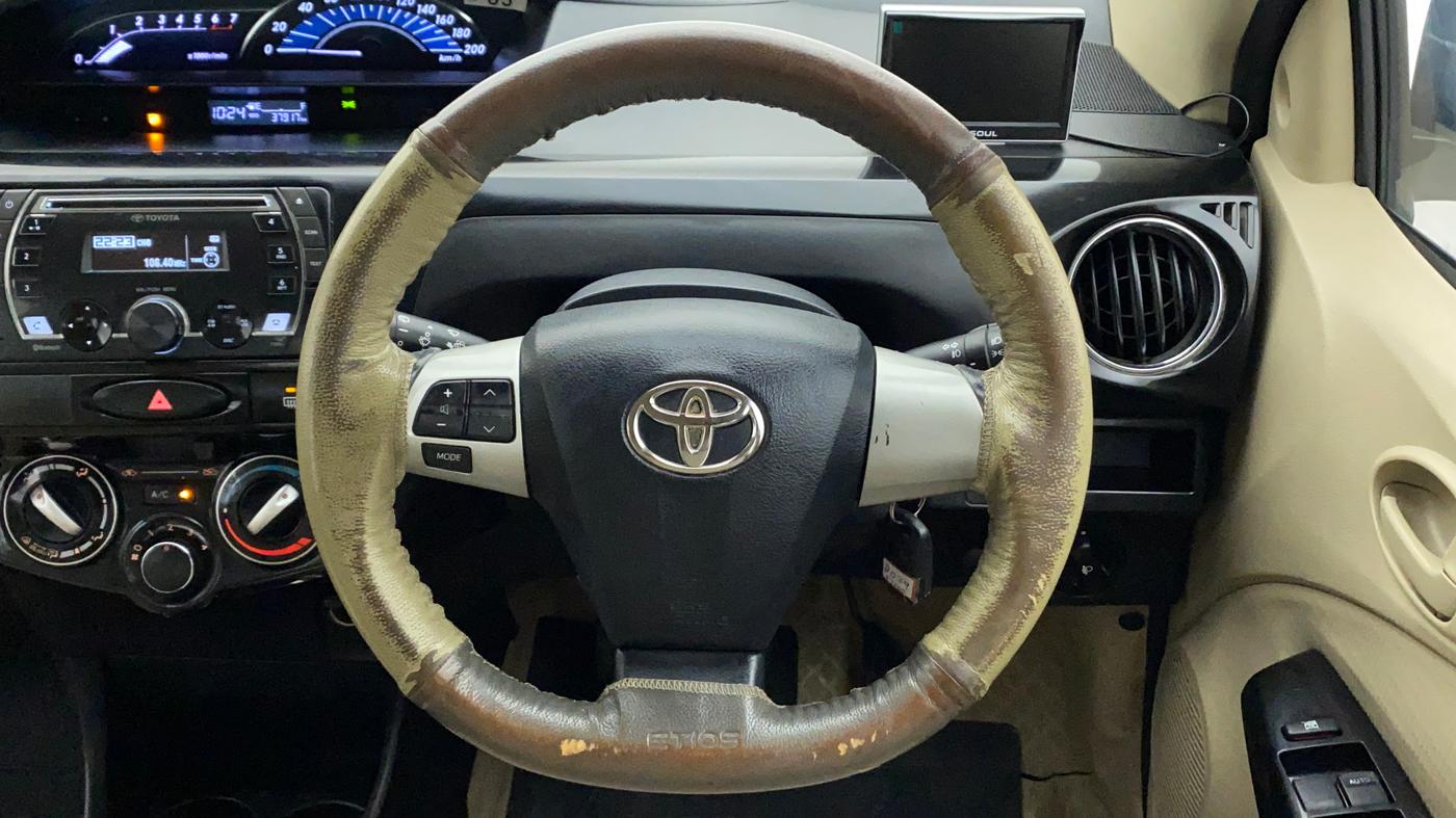 2017 Toyota Etios Liva VX DUAL TONE, Petrol, Manual, 37,917 km, Steering Wheel Close Up