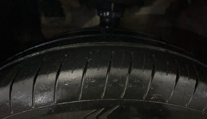 2016 Hyundai Elite i20 MAGNA 1.2, Petrol, Manual, 68,739 km, Left Front Tyre Tread