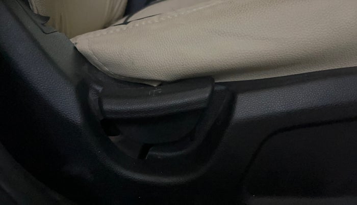 2016 Hyundai Elite i20 MAGNA 1.2, Petrol, Manual, 68,739 km, Driver Side Adjustment Panel