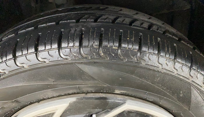 2015 Hyundai i10 MAGNA 1.1, CNG, Manual, 54,843 km, Right Front Tyre Tread