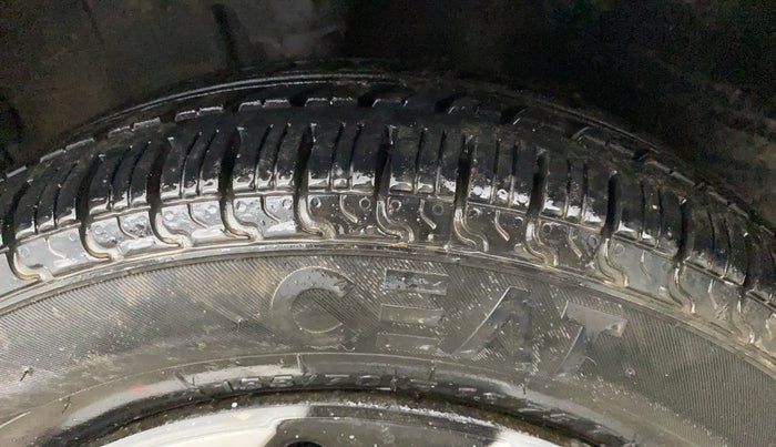 2015 Hyundai i10 MAGNA 1.1, CNG, Manual, 54,843 km, Left Front Tyre Tread