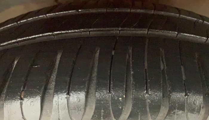 2011 Ford Figo 1.2 TITANIUM DURATEC, Petrol, Manual, 63,357 km, Right Front Tyre Tread