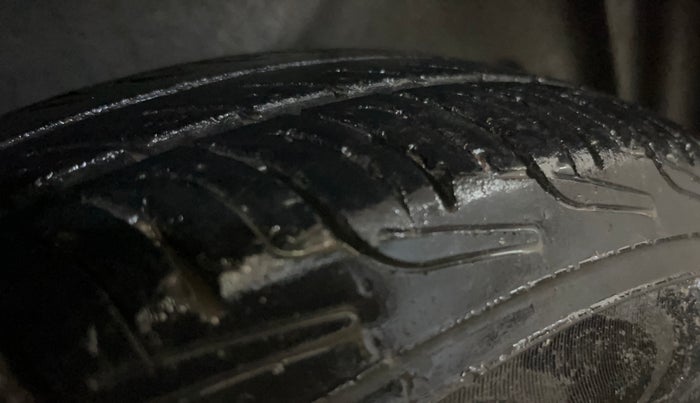 2014 Maruti Swift Dzire VXI, Petrol, Manual, 89,918 km, Right Rear Tyre Tread