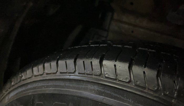 2014 Maruti Swift Dzire VXI, Petrol, Manual, 89,918 km, Left Front Tyre Tread