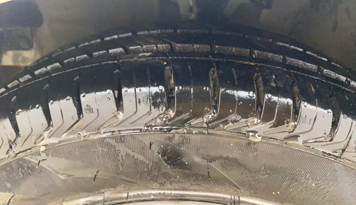 2013 Hyundai i10 MAGNA 1.1, Petrol, Manual, 38,440 km, Left Front Tyre Tread