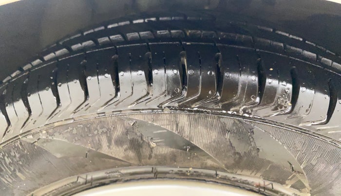 2013 Hyundai i10 MAGNA 1.1, Petrol, Manual, 38,440 km, Right Front Tyre Tread