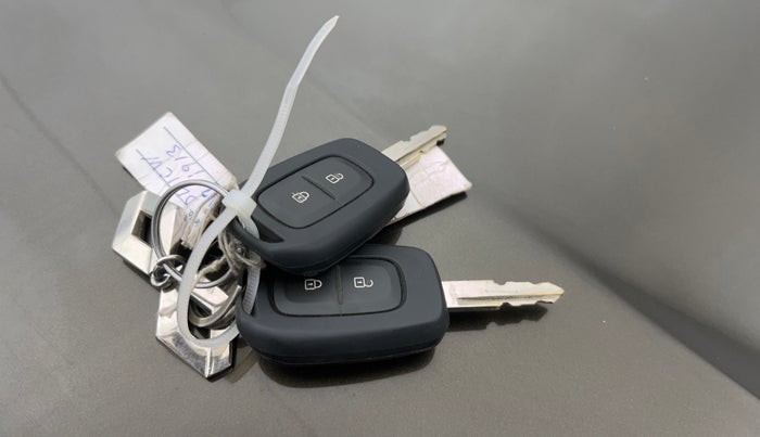 2017 Renault Kwid RXT 1.0 AMT (O), Petrol, Automatic, 50,004 km, Key Close Up