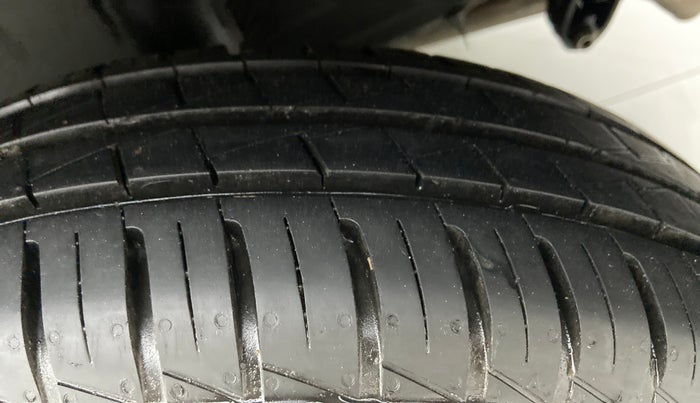2021 Renault Kwid 1.0 RXT Opt AT, Petrol, Automatic, 7,336 km, Left Rear Tyre Tread