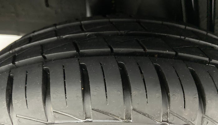 2021 Renault Kwid 1.0 RXT Opt AT, Petrol, Automatic, 7,336 km, Right Rear Tyre Tread