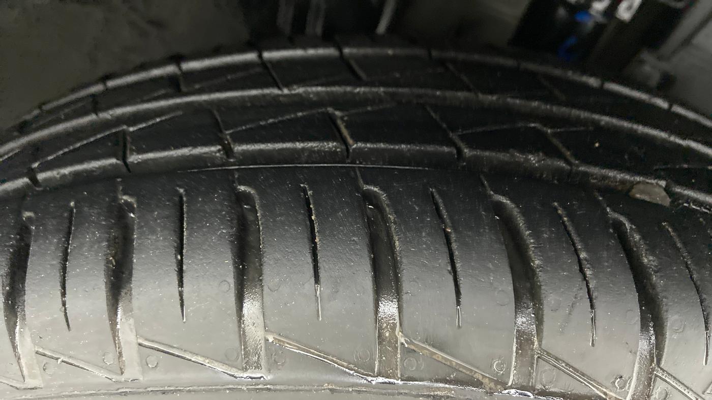 2021 Renault Kwid 1.0 RXT Opt AT, Petrol, Automatic, 7,336 km, Right Front Tyre Tread