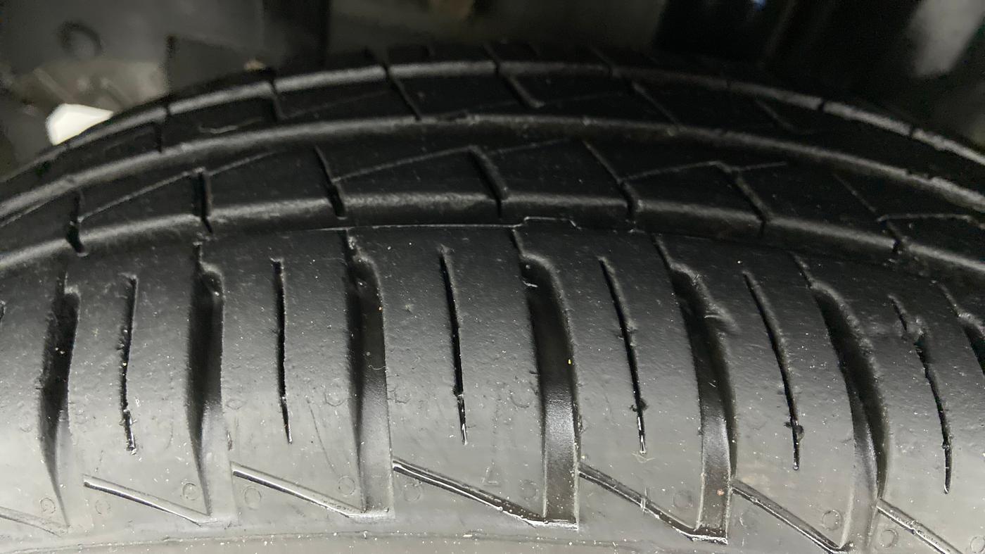 2021 Renault Kwid 1.0 RXT Opt AT, Petrol, Automatic, 7,336 km, Left Front Tyre Tread