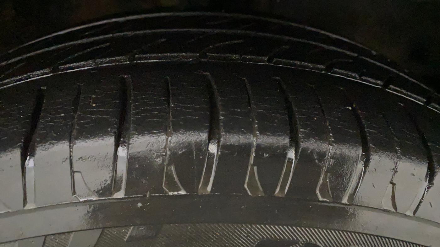 2016 Mahindra Kuv100 K4 PLUS 6 STR, Petrol, Manual, 33,431 km, Right Front Tyre Tread