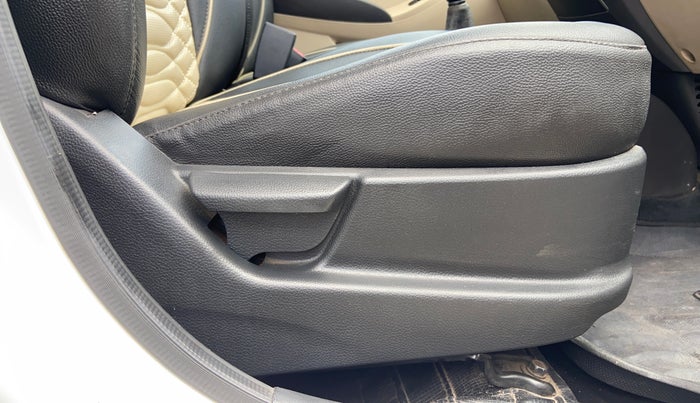 2018 Hyundai Eon ERA +, Petrol, Manual, 16,567 km, Driver Side Adjustment Panel