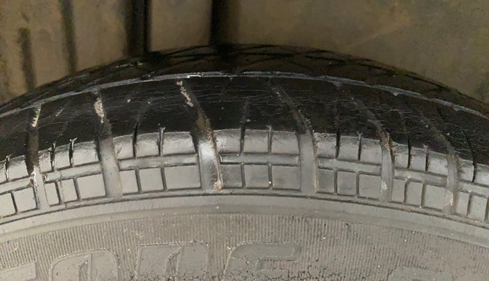 2013 Maruti Swift Dzire VXI, CNG, Manual, 93,343 km, Right Rear Tyre Tread