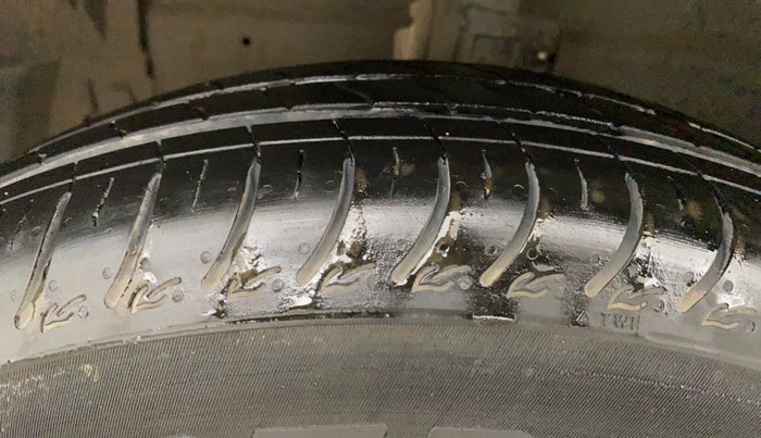 2013 Maruti Swift Dzire VXI, CNG, Manual, 93,343 km, Left Front Tyre Tread