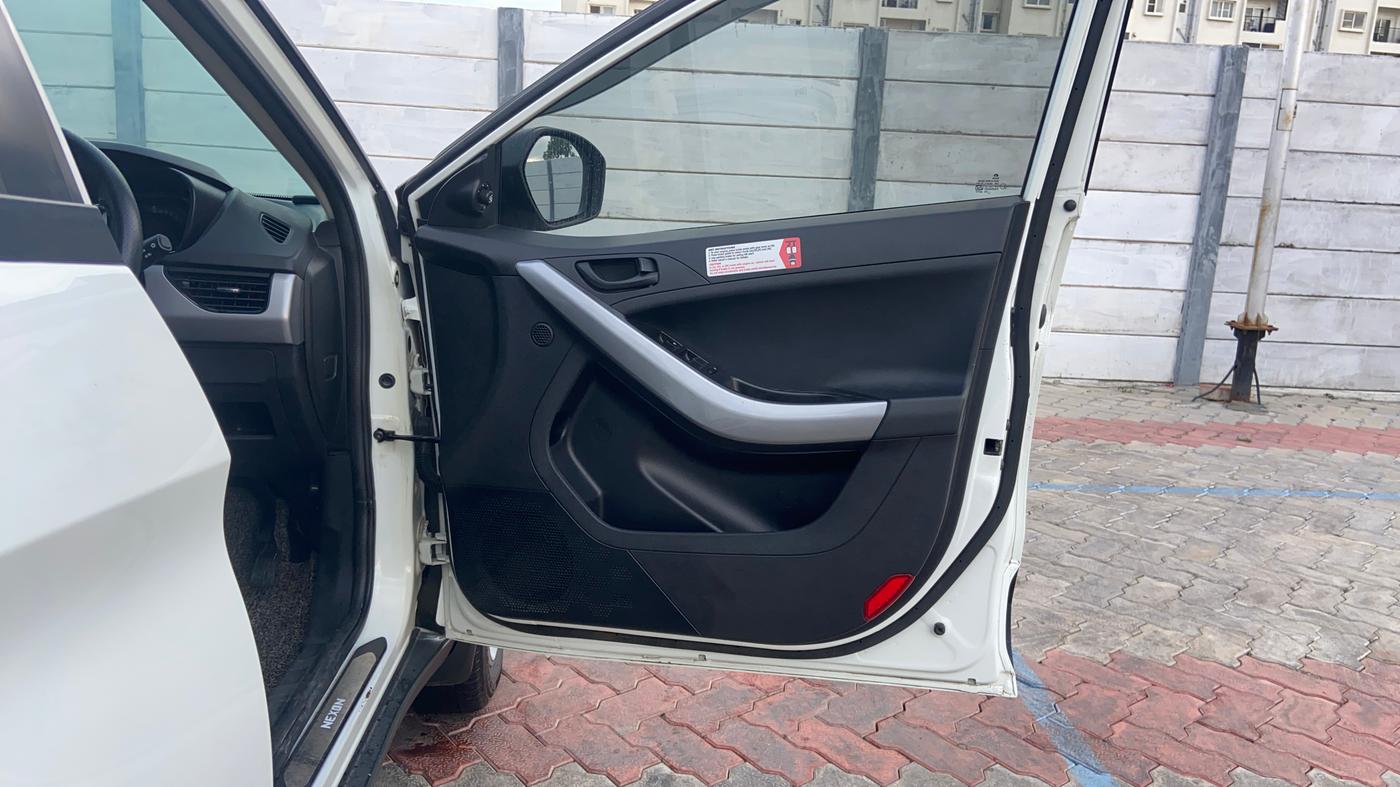 2022 Tata NEXON XMA SUNROOF PETROL, Petrol, Automatic, 27,624 km, Driver Side Door Panels Control
