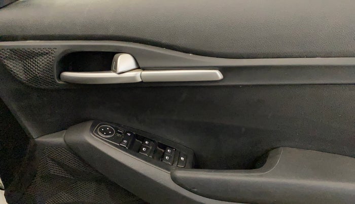 2023 KIA SELTOS HTK 1.5 PETROL, CNG, Manual, 45,367 km, Driver Side Door Panels Control