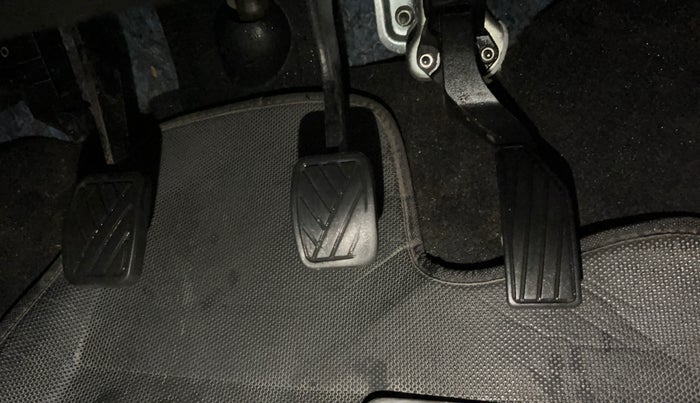 2014 Maruti Swift VXI, Petrol, Manual, 38,311 km, Pedals