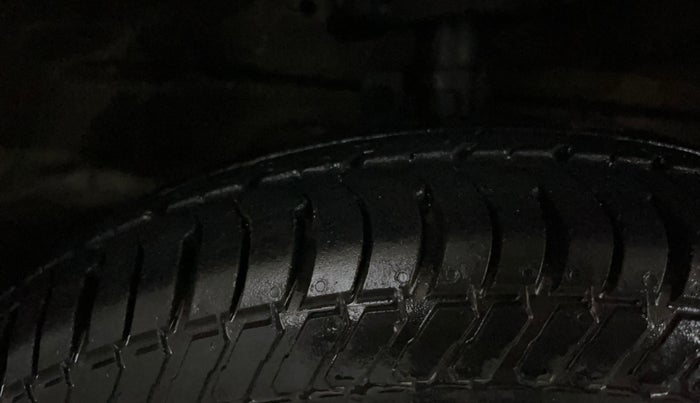 2014 Maruti Swift VXI, Petrol, Manual, 38,311 km, Right Front Tyre Tread