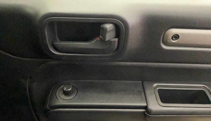 2021 Mahindra Thar LX PETROL HT 4WD AT, Petrol, Automatic, 29,073 km, Driver Side Door Panels Control