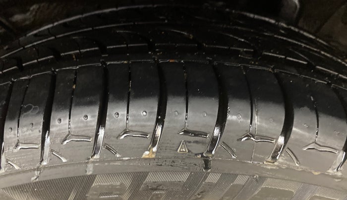 2022 Hyundai NEW I20 ASTA 1.2 MT, Petrol, Manual, 22,930 km, Left Rear Tyre Tread