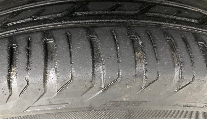 2015 Renault Duster 85 PS RXE DIESEL, Diesel, Manual, 97,125 km, Right Front Tyre Tread