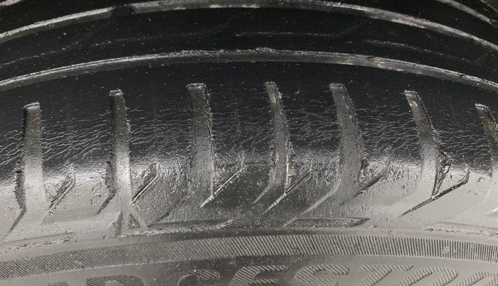 2015 Renault Duster 85 PS RXE DIESEL, Diesel, Manual, 97,125 km, Left Rear Tyre Tread