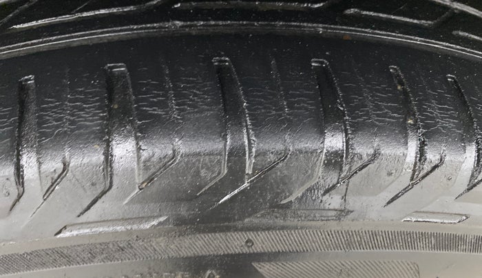 2015 Renault Duster 85 PS RXE DIESEL, Diesel, Manual, 97,125 km, Right Rear Tyre Tread