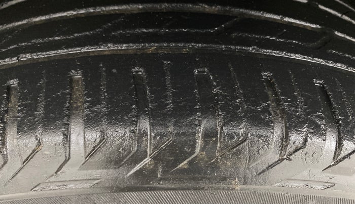 2015 Renault Duster 85 PS RXE DIESEL, Diesel, Manual, 97,125 km, Left Front Tyre Tread