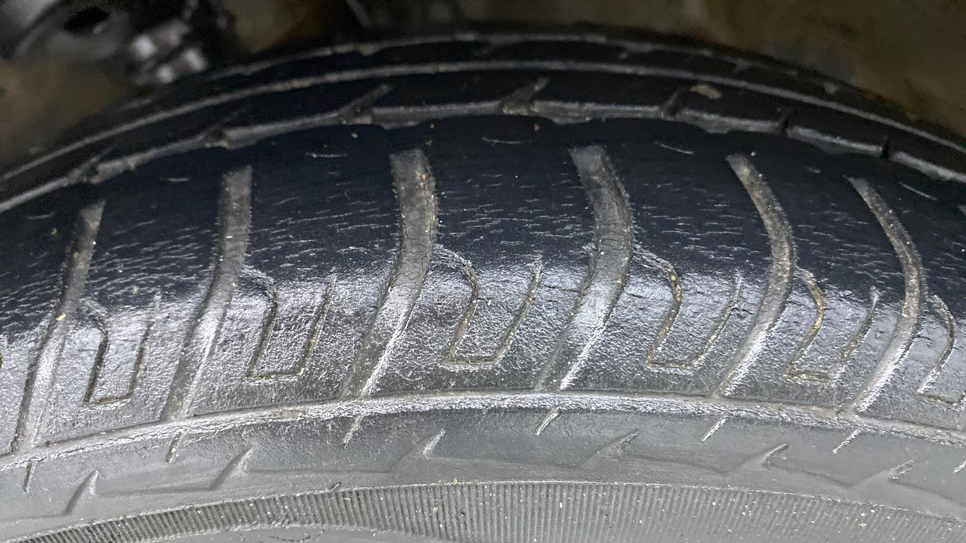 2016 Maruti Wagon R 1.0 VXI, Petrol, Manual, 32,702 km, Left Front Tyre Tread