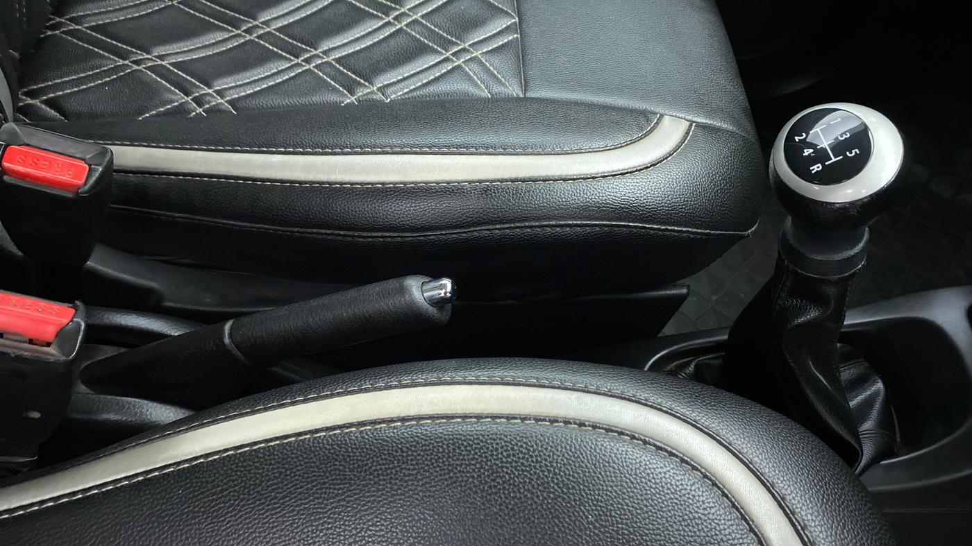 2016 Maruti Wagon R 1.0 VXI, Petrol, Manual, 32,702 km, Gear Lever