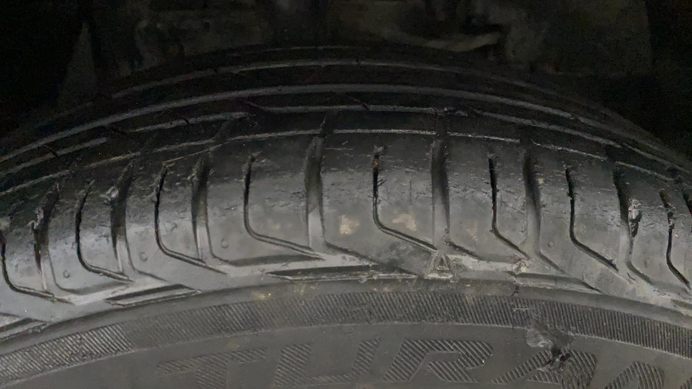 2021 Tata NEXON XMA SUNROOF PETROL, Petrol, Automatic, 62,616 km, Right Front Tyre Tread