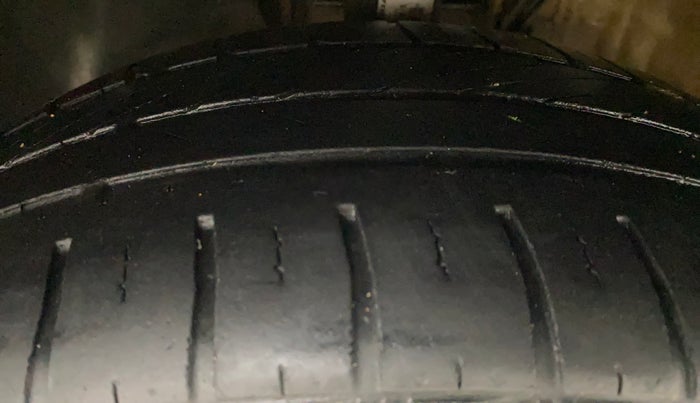 2016 Volkswagen Vento HIGHLINE PETROL AT, Petrol, Automatic, 76,549 km, Left Front Tyre Tread