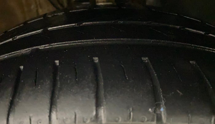 2016 Volkswagen Vento HIGHLINE PETROL AT, Petrol, Automatic, 76,549 km, Right Front Tyre Tread