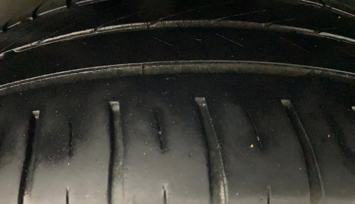 2016 Volkswagen Vento HIGHLINE PETROL AT, Petrol, Automatic, 76,549 km, Right Rear Tyre Tread