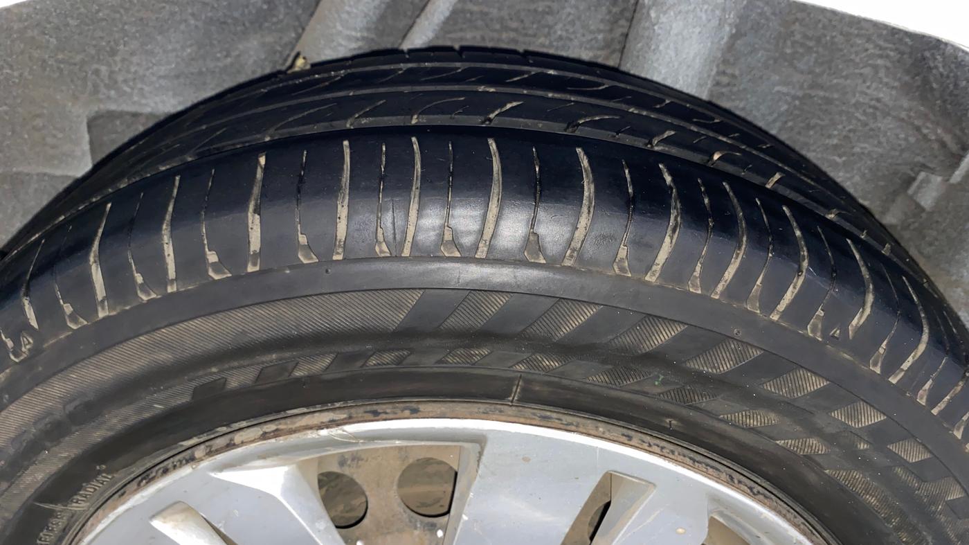 2015 Honda City 1.5L I-VTEC SV, Petrol, Manual, 1,11,534 km, Left Rear Tyre Tread