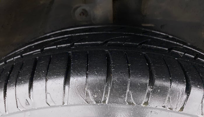 2017 Mahindra KUV 100 NXT K2 P 6 STR, Petrol, Manual, 21,732 km, Right Front Tyre Tread